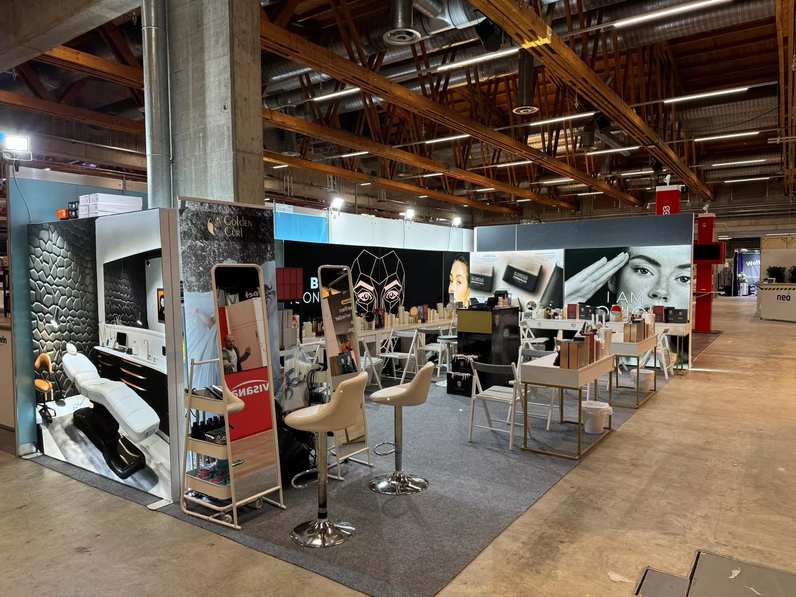 Iconique Skin Messestand mit Behandlungsbereich und Produktdisplays