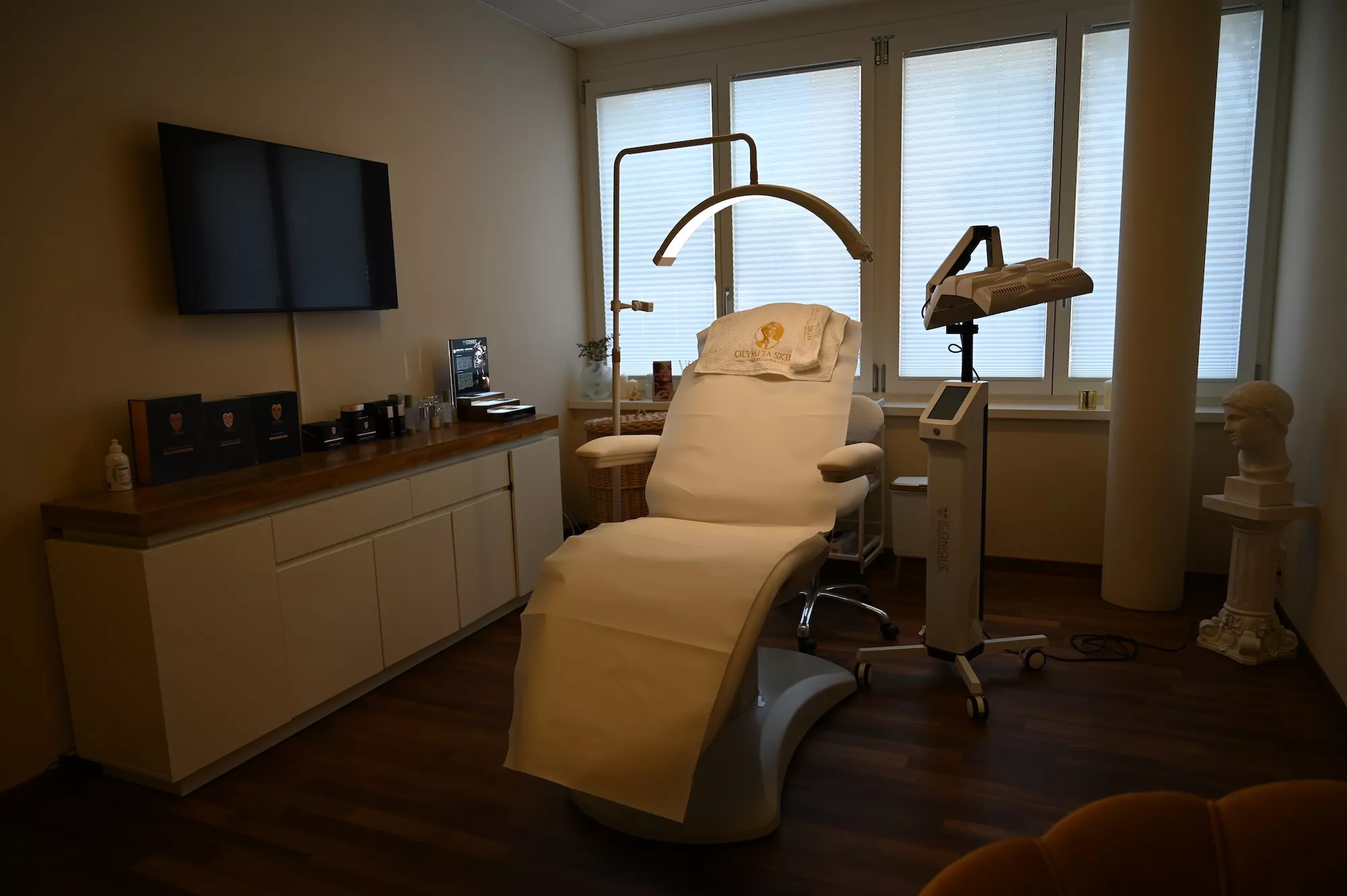 Behandlungsraum Olympia Skin Cham mit LED-Lichttherapiegerät und Liege