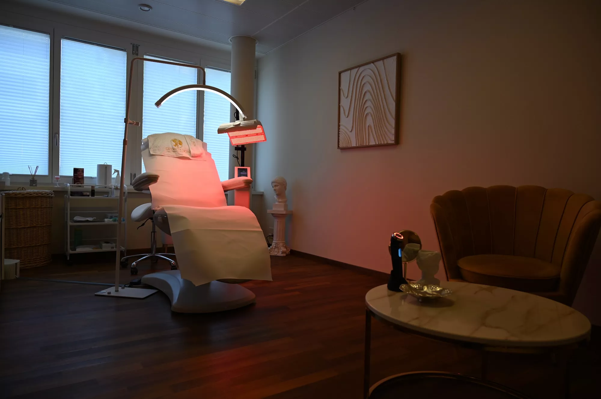 Behandlungsraum mit Rotlicht-Lichttherapie und Sessel
