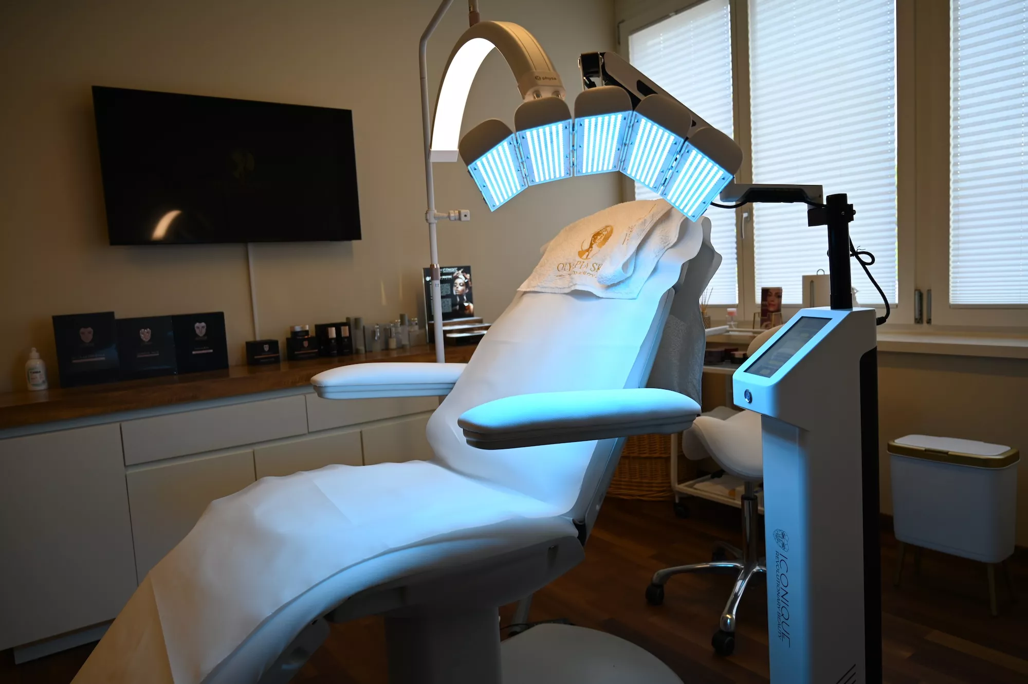 Behandlungsliege mit blauer LED-Lichttherapie und Iconique-Gerät