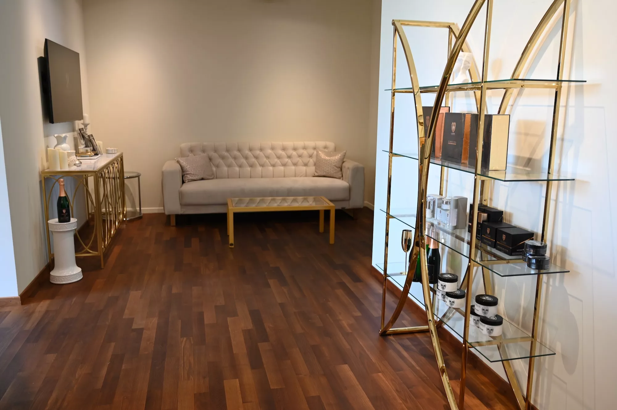 Loungebereich mit Sofa und goldenem Produktregal