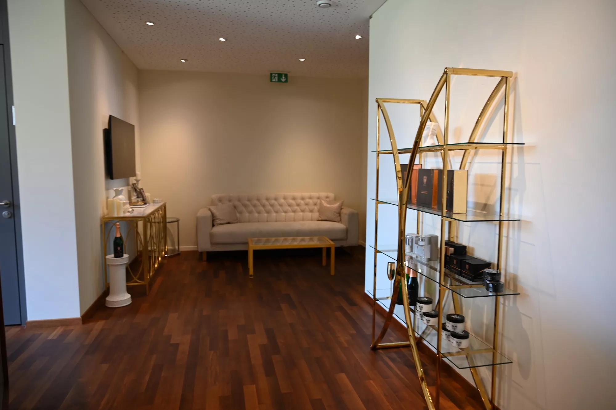 Loungebereich mit Sofa, Notausgang und Produktregal