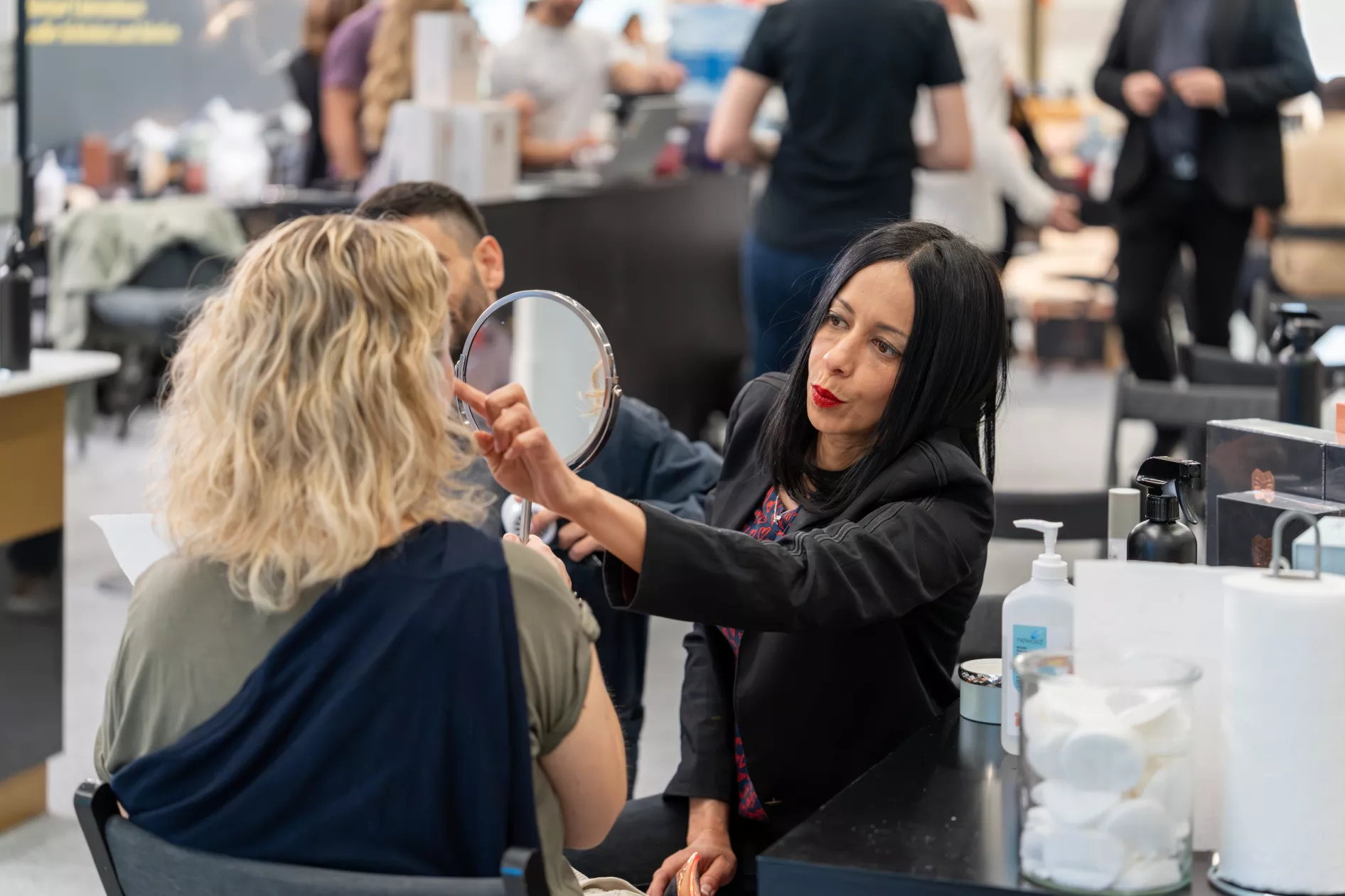 Helvetia Glow Beauty-Beratung mit Spiegel am Messestand