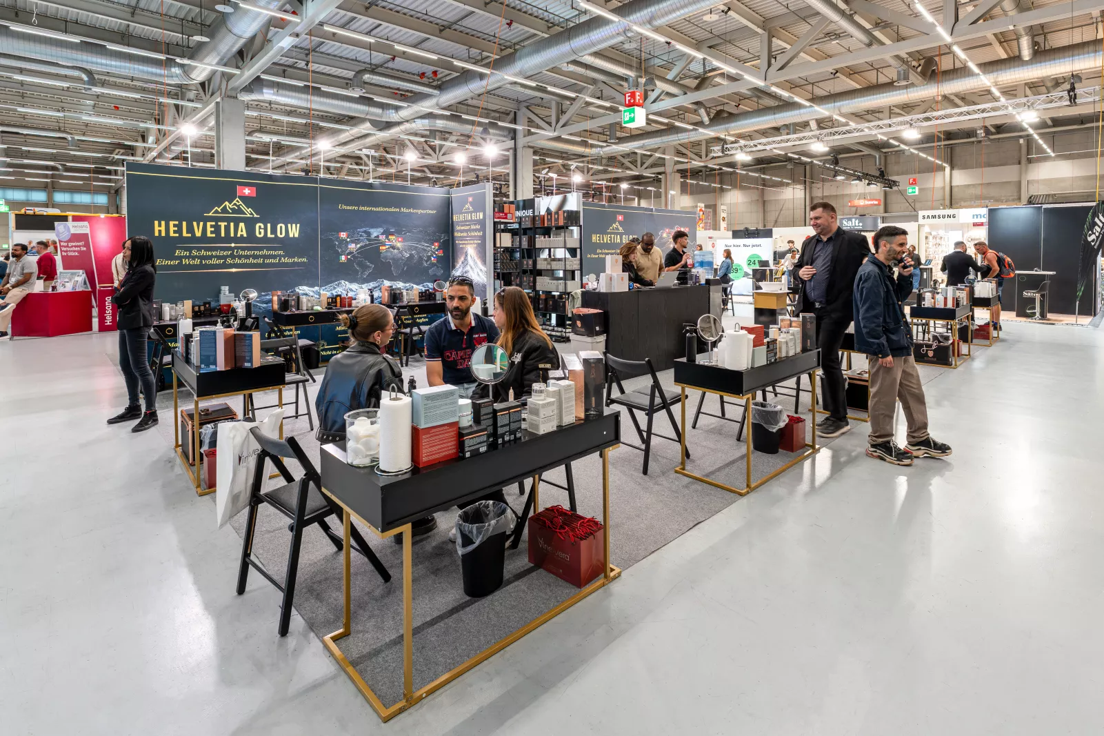 Helvetia Glow Messestand mit Beratungsplätzen und Besuchern