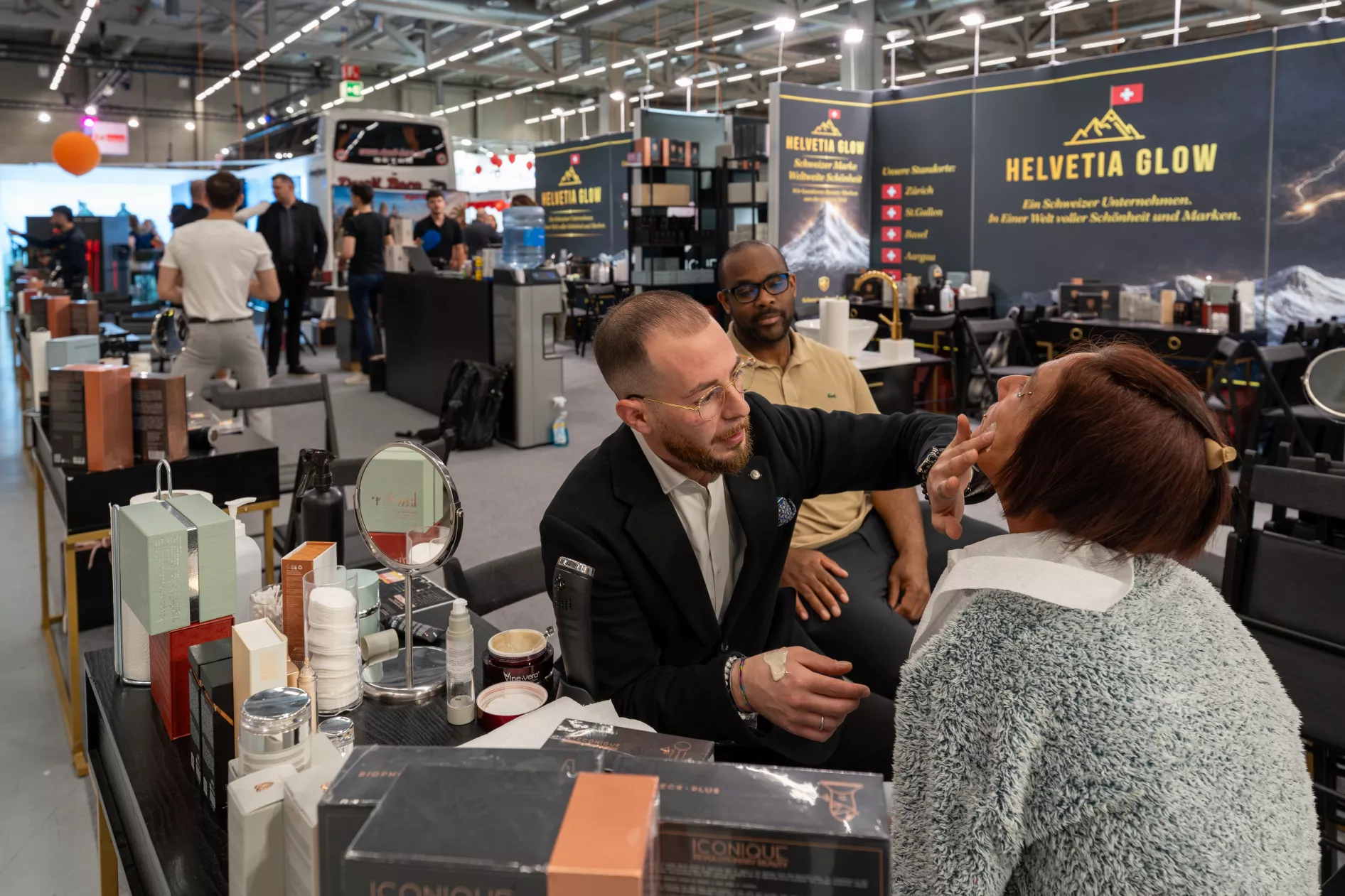 Helvetia Glow Beauty-Beratung einer Kundin am Messestand