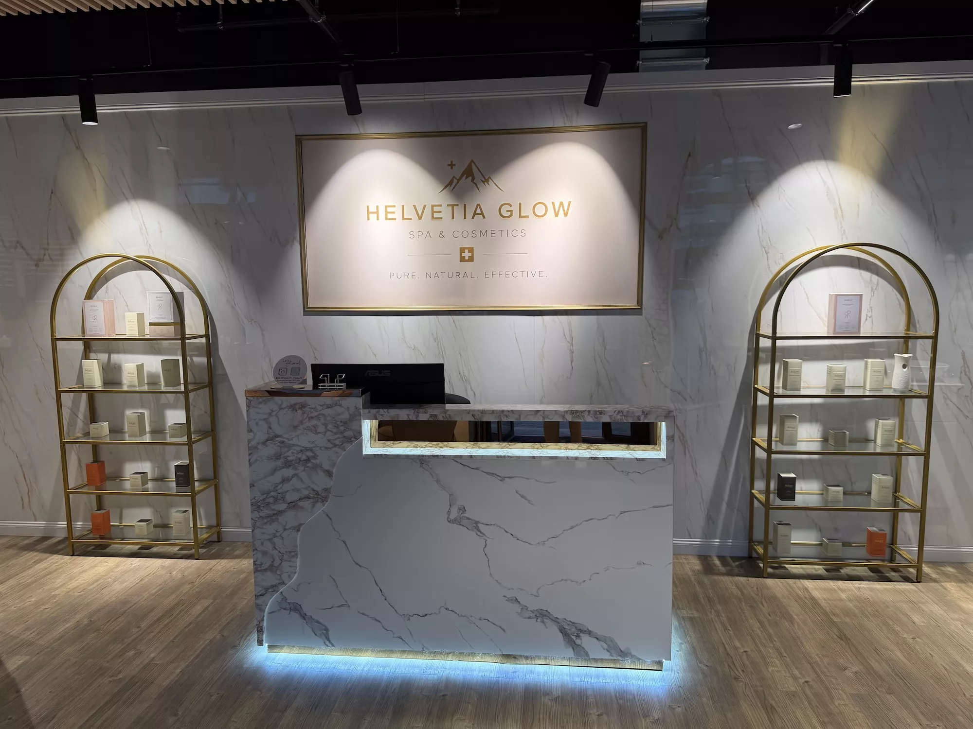 Empfangsbereich mit beleuchtetem Helvetia Glow Logo und Regalen
