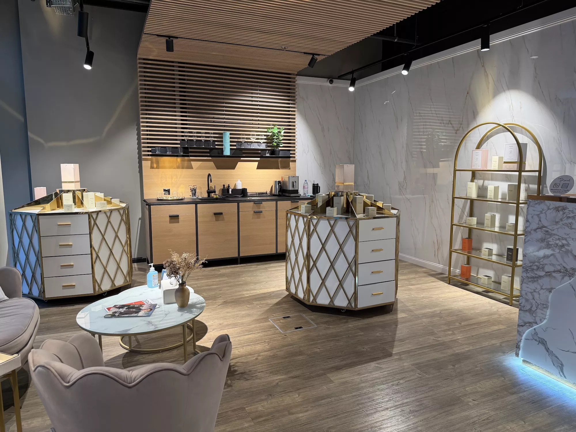 Produktdisplays und Marmorwand im Verkaufsraum von Helvetia Glow